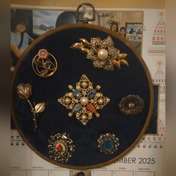 Vintage Floral Brooch Set of 7 on Navy Blue Velvet Hanging Display Case - Picture 2 of 12